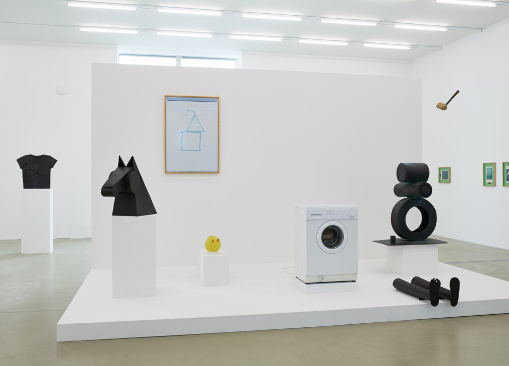 Ausstellungsansicht mit verschiedenen Kunstwerken im Aargauer Kunsthaus