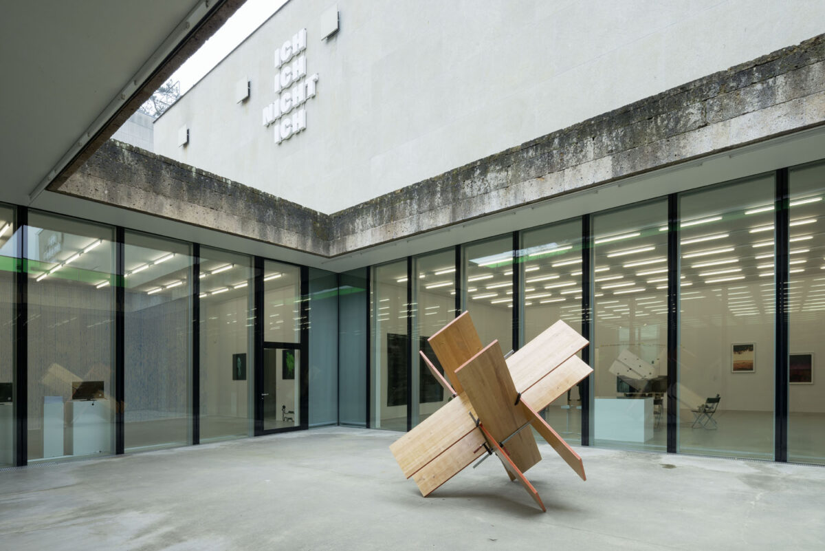 Ausstellungsansicht mit verschiedenen Kunstwerken im Aargauer Kunsthaus