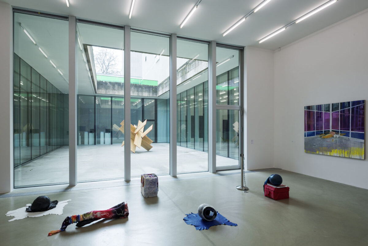 Ausstellungsansicht mit verschiedenen Kunstwerken im Aargauer Kunsthaus