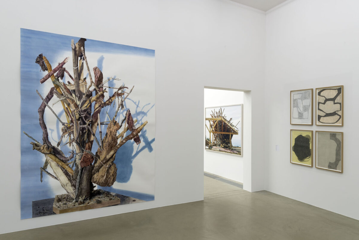 Ausstellungsansicht mit verschiedenen Kunstwerken im Aargauer Kunsthaus