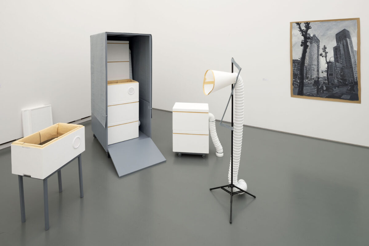 Ausstellungsansicht mit verschiedenen Kunstwerken im Aargauer Kunsthaus