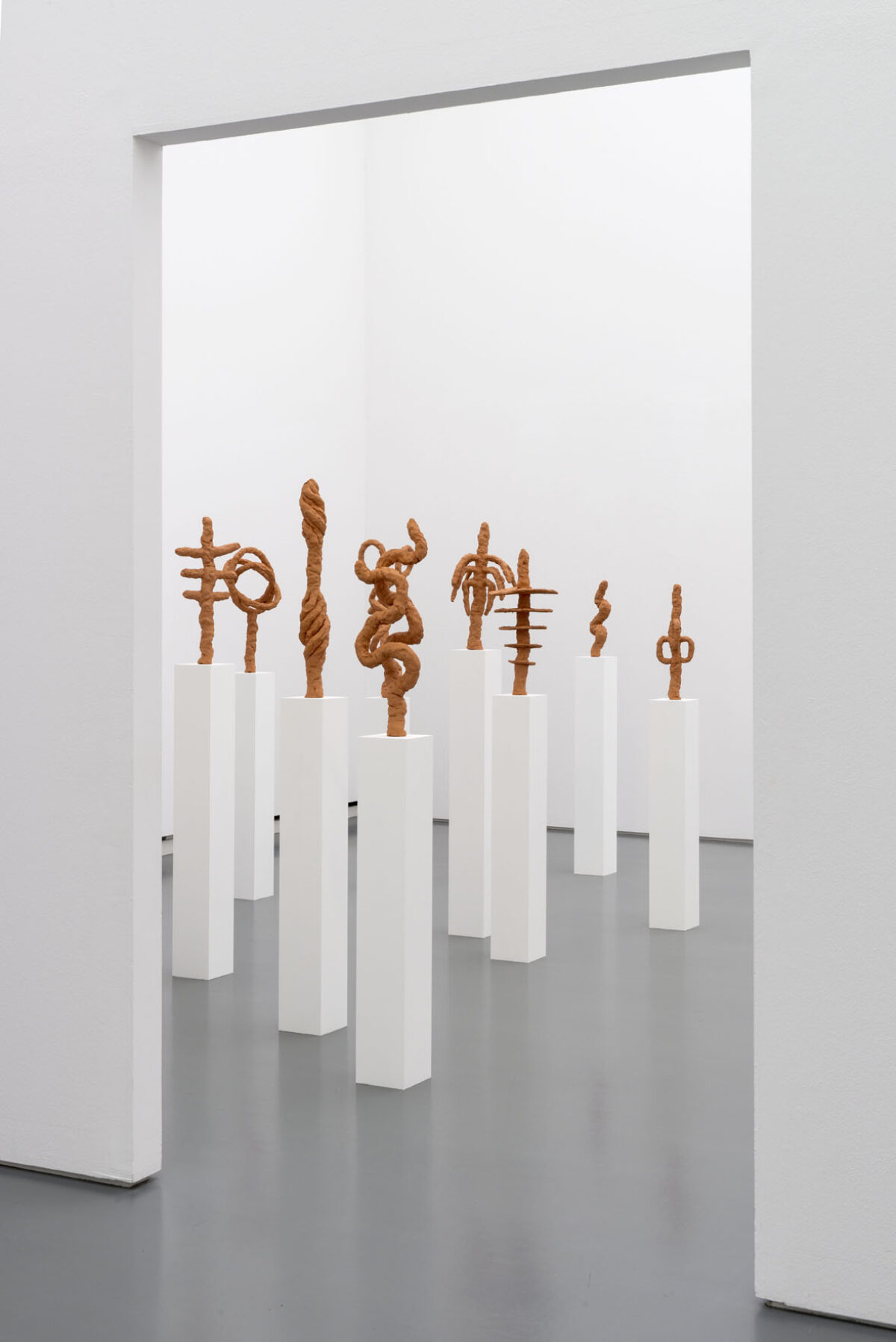 Ausstellungsansicht mit verschiedenen Kunstwerken im Aargauer Kunsthaus