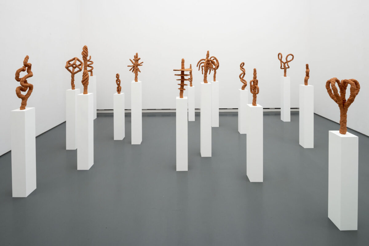 Ausstellungsansicht mit verschiedenen Kunstwerken im Aargauer Kunsthaus