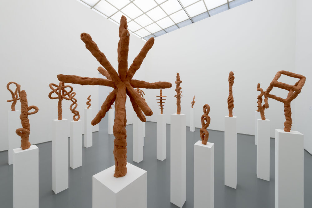 Ausstellungsansicht mit verschiedenen Kunstwerken im Aargauer Kunsthaus