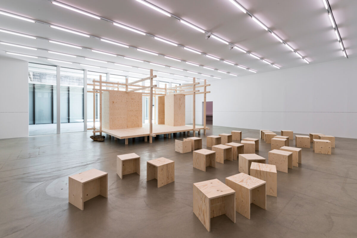 Ausstellungsansicht mit verschiedenen Kunstwerken im Aargauer Kunsthaus