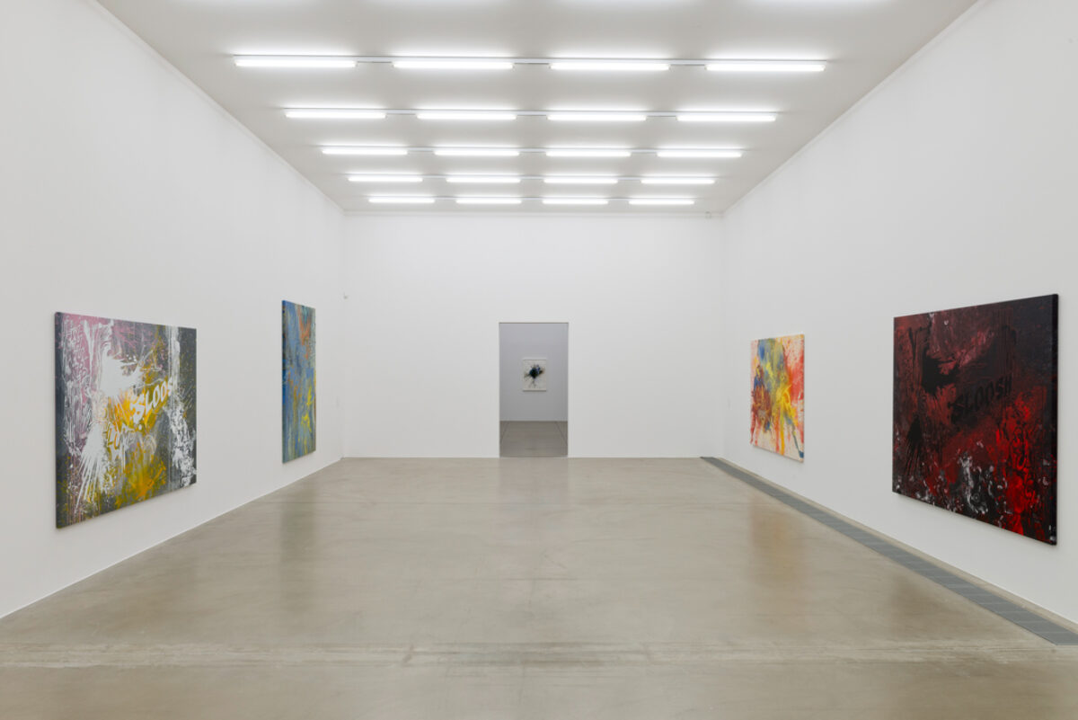 Ausstellungsansicht mit verschiedenen Kunstwerken im Aargauer Kunsthaus