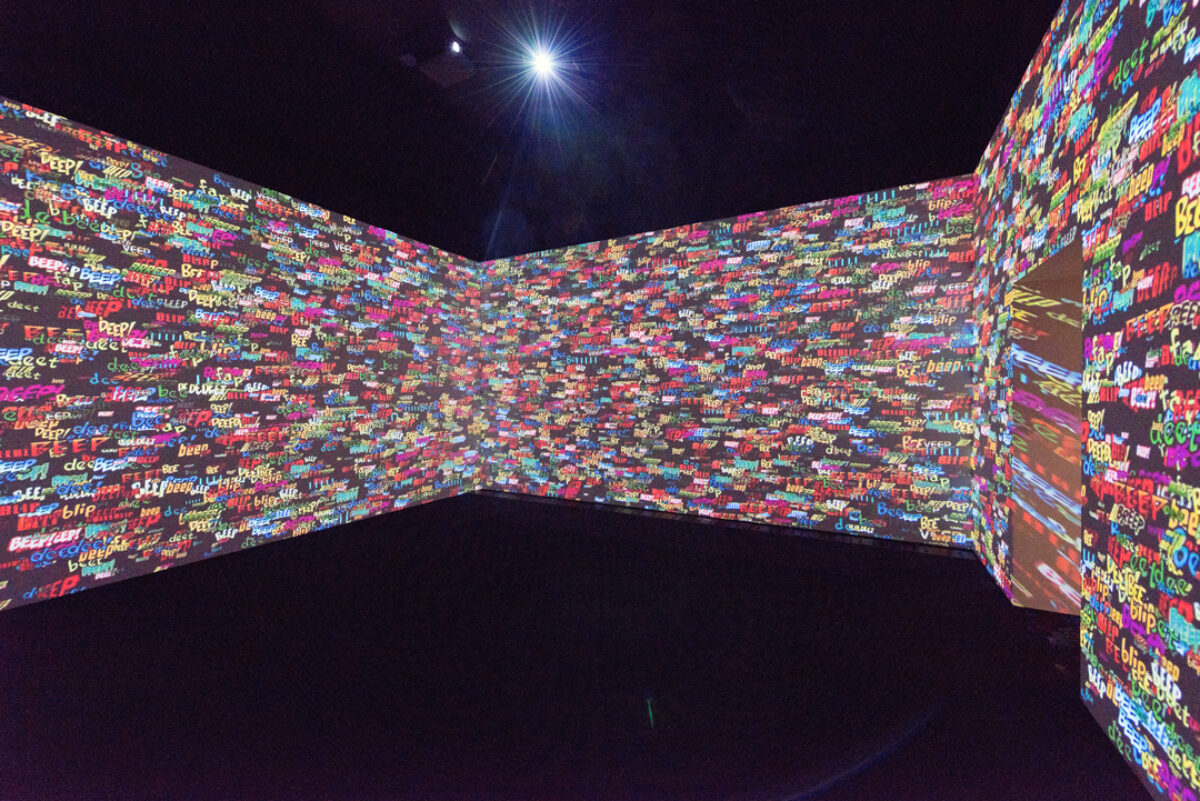 Ausstellungsansicht mit verschiedenen Kunstwerken im Aargauer Kunsthaus