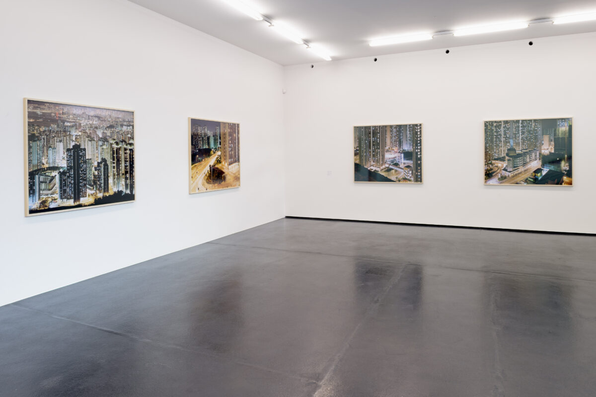 Ausstellungsansicht mit verschiedenen Kunstwerken im Aargauer Kunsthaus