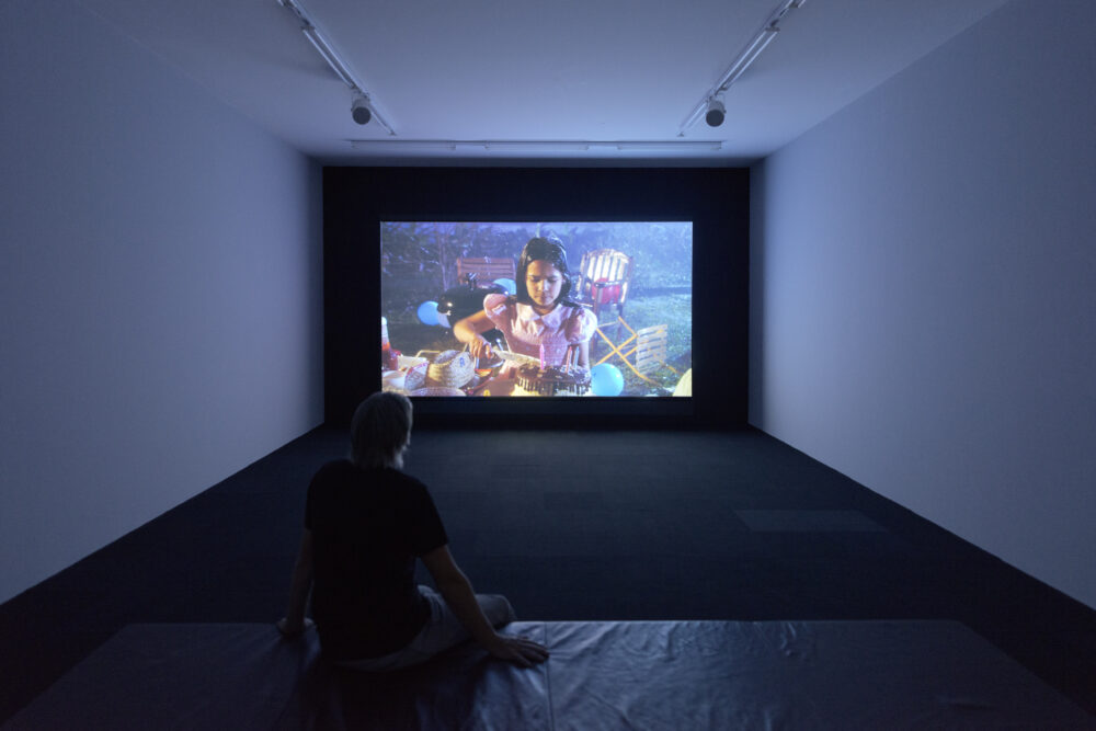 Ausstellungsansicht mit verschiedenen Kunstwerken im Aargauer Kunsthaus