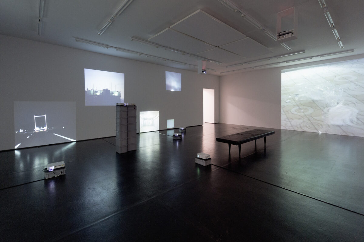 Ausstellungsansicht mit verschiedenen Kunstwerken im Aargauer Kunsthaus