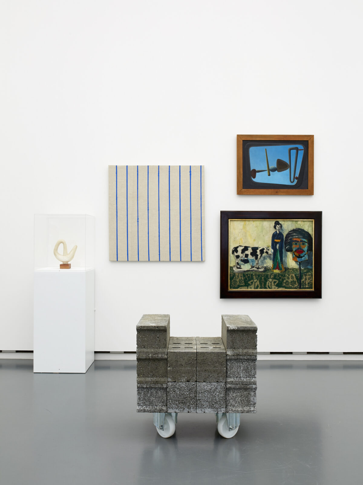 Ausstellungsansicht mit verschiedenen Kunstwerken im Aargauer Kunsthaus