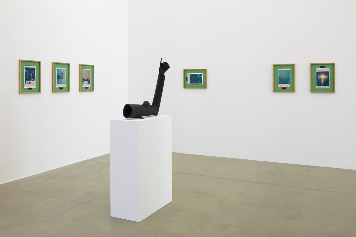 Ausstellungsansicht mit verschiedenen Kunstwerken im Aargauer Kunsthaus