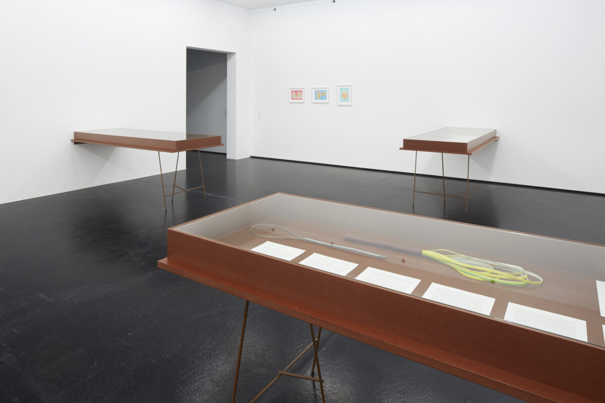 Ausstellungsansicht mit verschiedenen Kunstwerken im Aargauer Kunsthaus