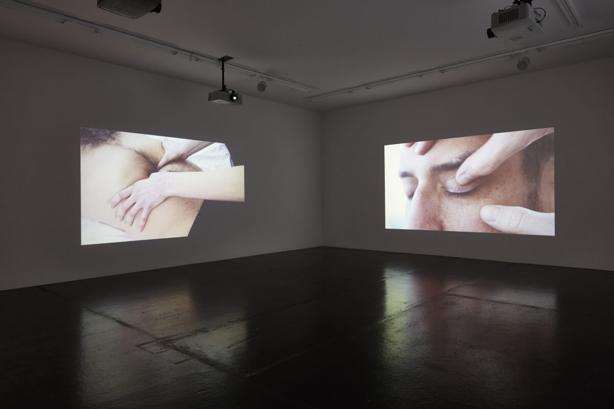 Ausstellungsansicht mit verschiedenen Kunstwerken im Aargauer Kunsthaus