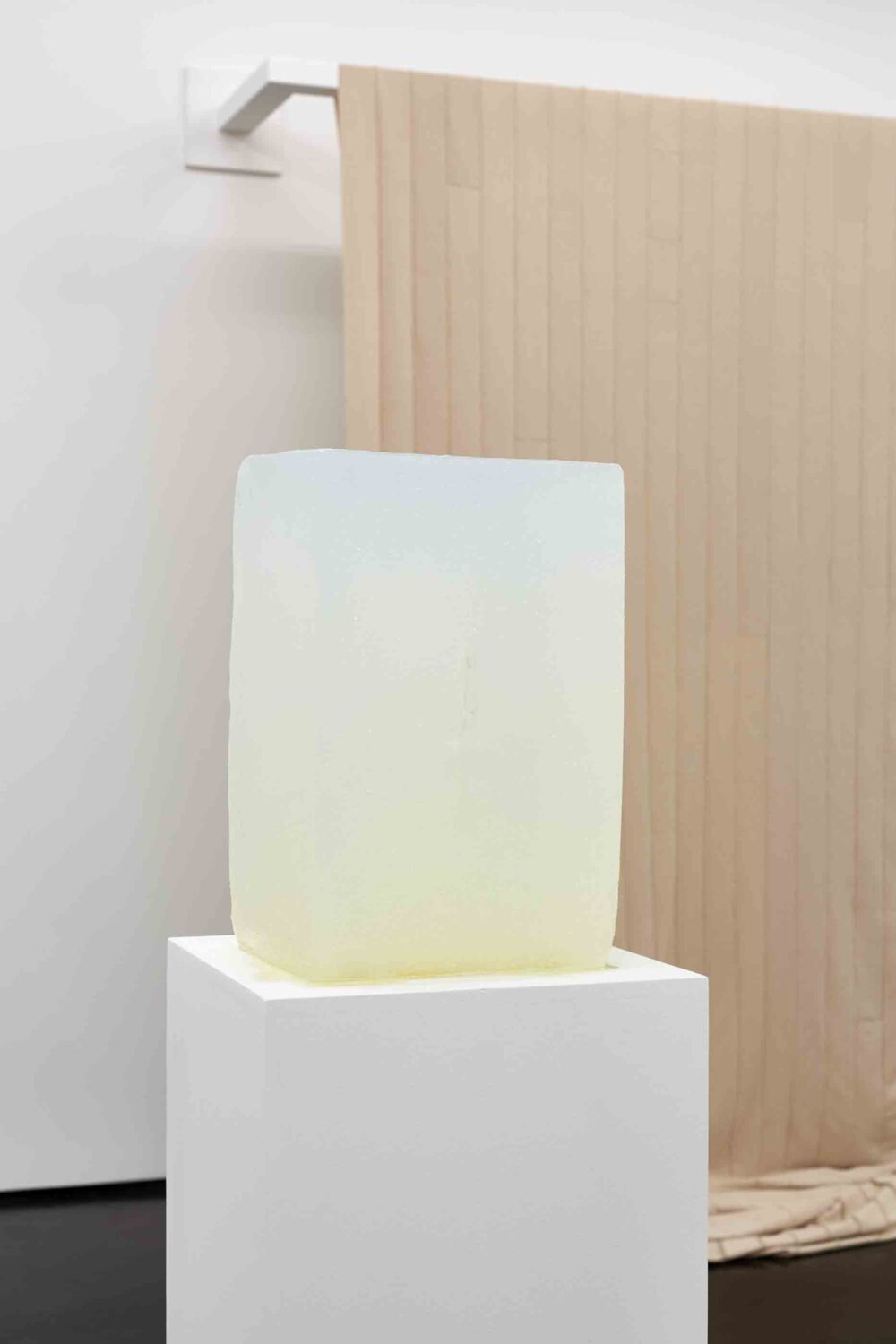 Ausstellungsansicht mit verschiedenen Kunstwerken im Aargauer Kunsthaus