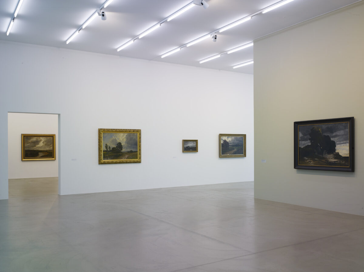 Ausstellungsansicht mit verschiedenen Kunstwerken im Aargauer Kunsthaus