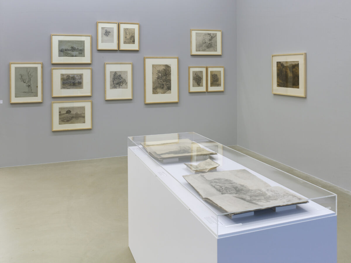 Ausstellungsansicht mit verschiedenen Kunstwerken im Aargauer Kunsthaus