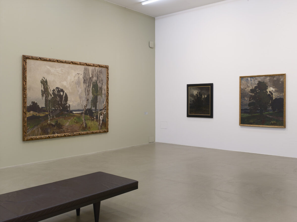 Ausstellungsansicht mit verschiedenen Kunstwerken im Aargauer Kunsthaus