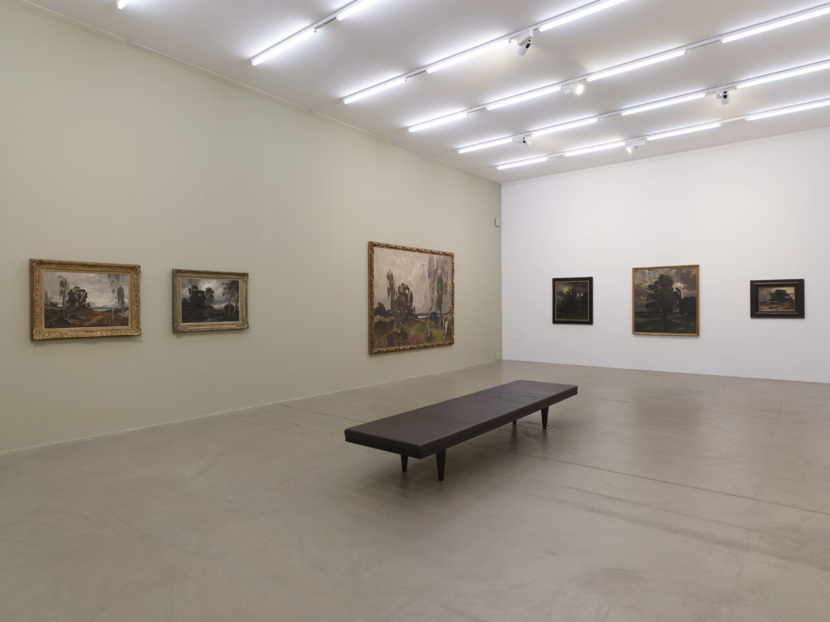 Ausstellungsansicht mit verschiedenen Kunstwerken im Aargauer Kunsthaus