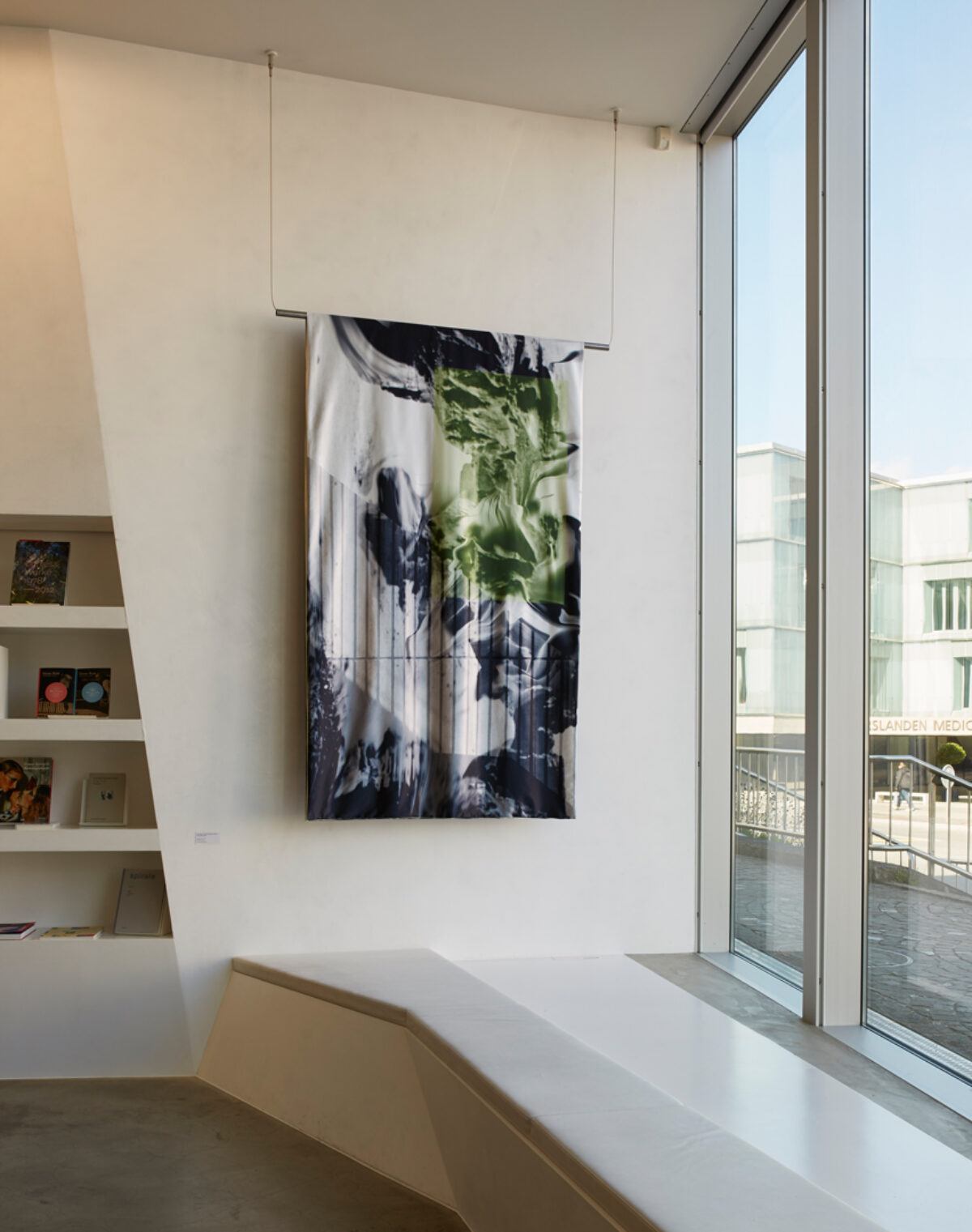 Ausstellungsansicht mit verschiedenen Kunstwerken im Aargauer Kunsthaus