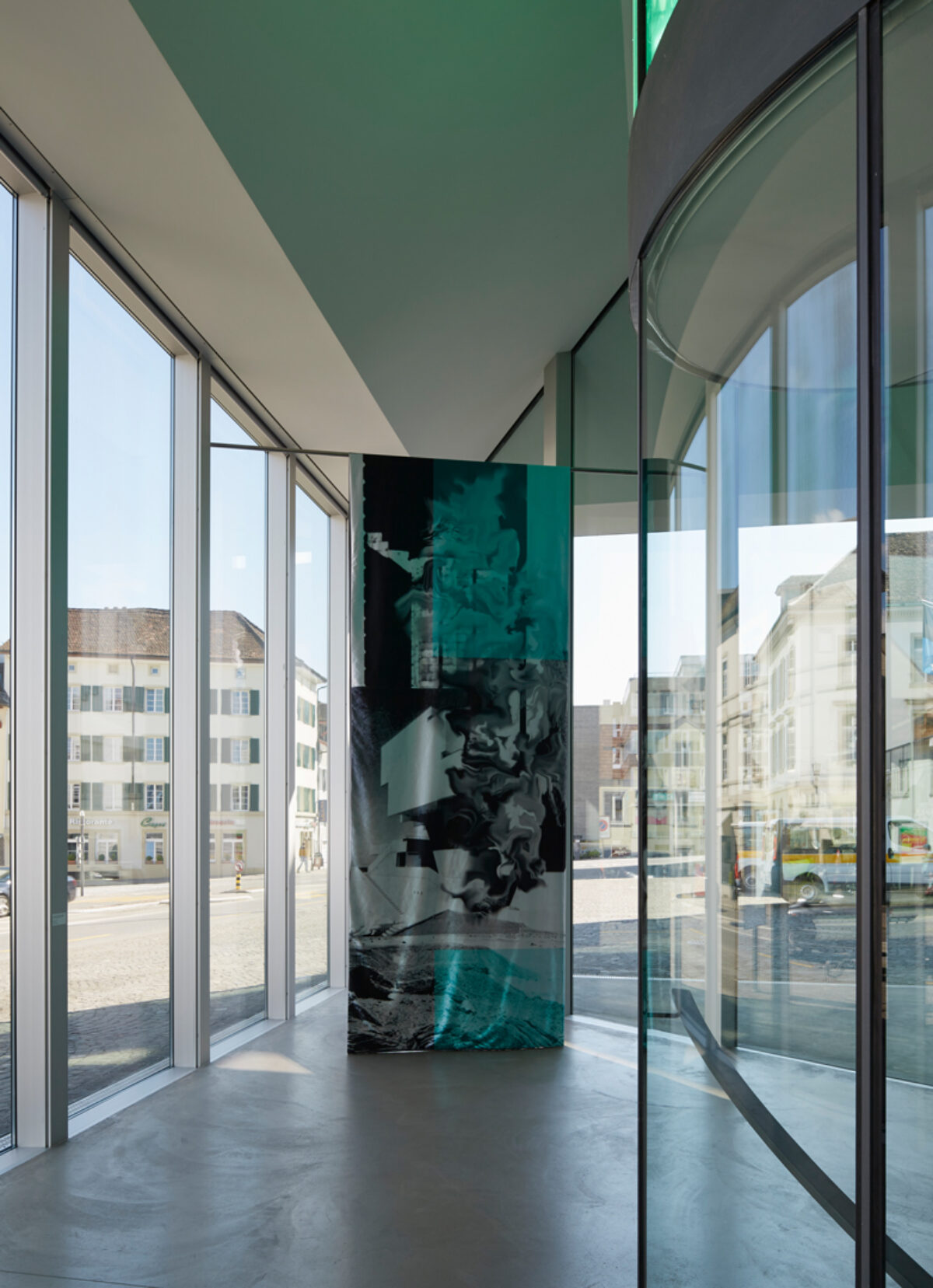 Ausstellungsansicht mit verschiedenen Kunstwerken im Aargauer Kunsthaus