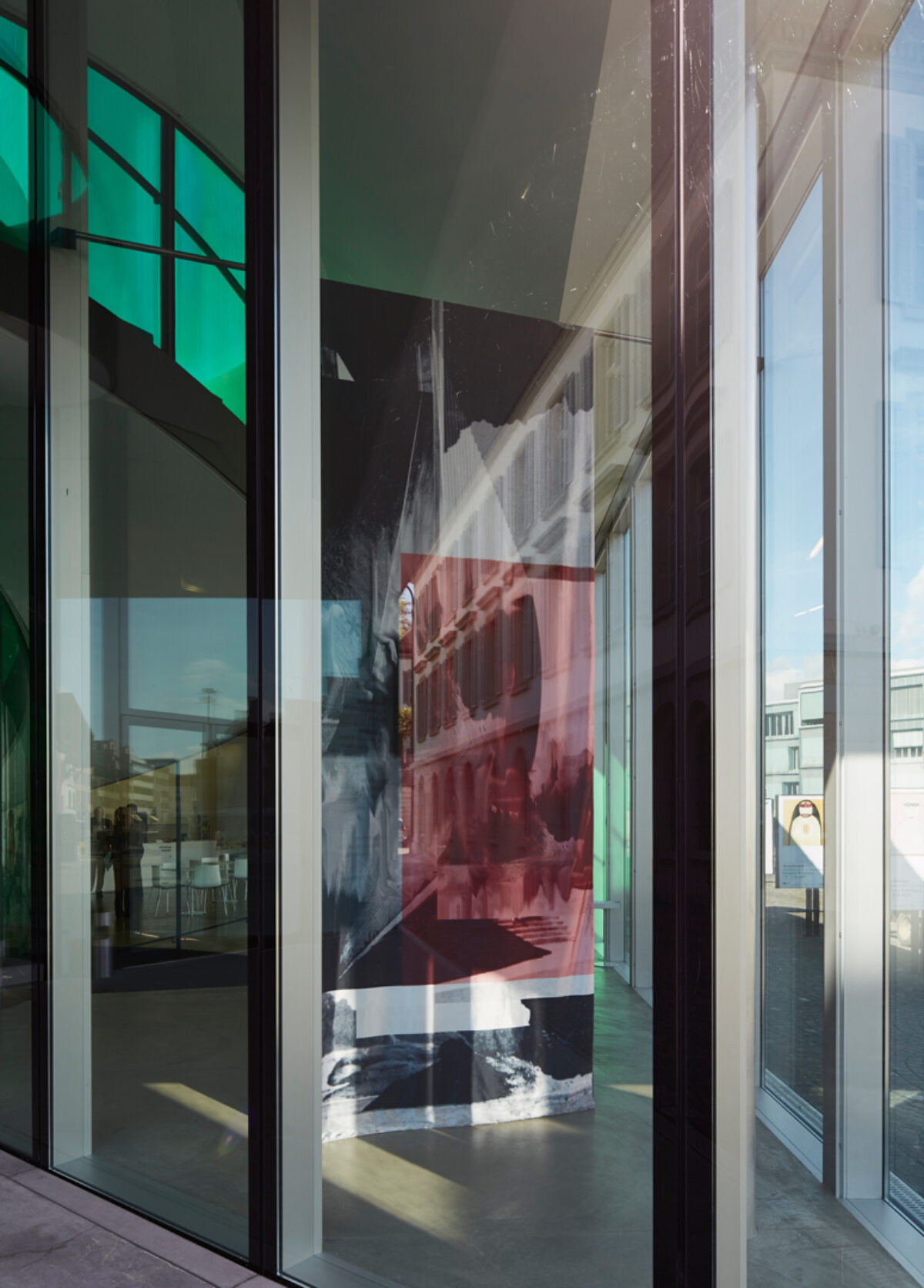 Ausstellungsansicht mit verschiedenen Kunstwerken im Aargauer Kunsthaus