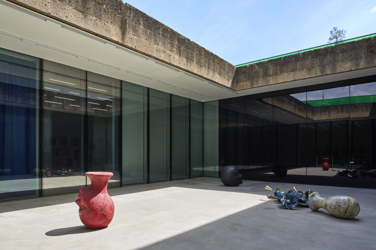 Ausstellungsansicht mit verschiedenen Kunstwerken im Aargauer Kunsthaus