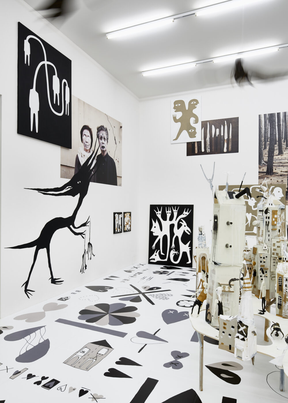 Ausstellungsansicht mit verschiedenen Kunstwerken im Aargauer Kunsthaus