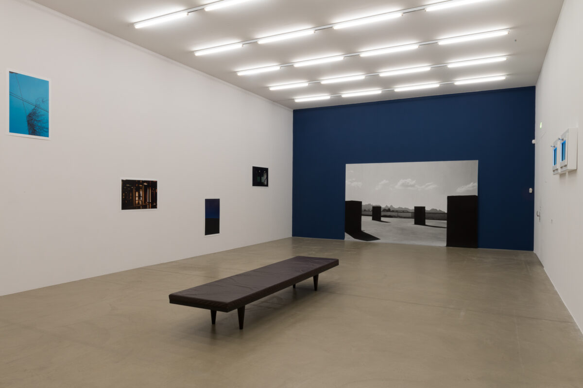 Ausstellungsansicht mit verschiedenen Kunstwerken im Aargauer Kunsthaus