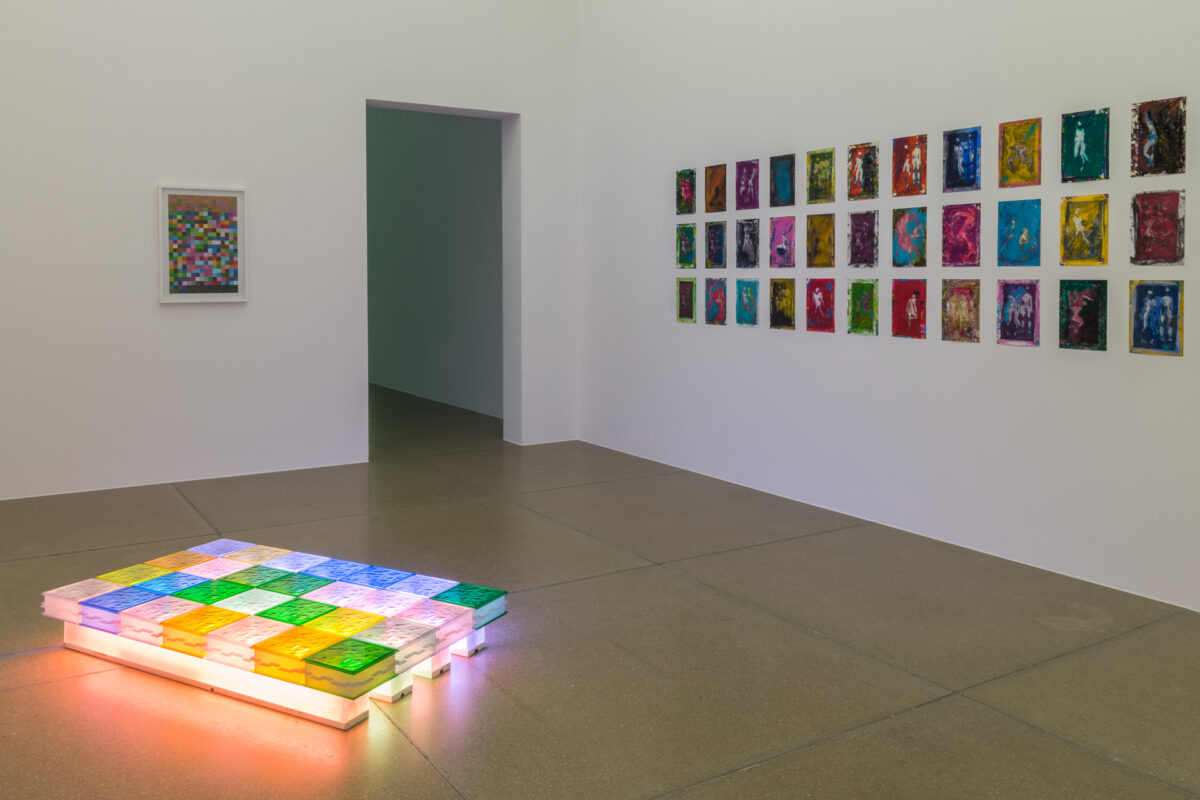 Ausstellungsansicht mit verschiedenen Kunstwerken im Aargauer Kunsthaus