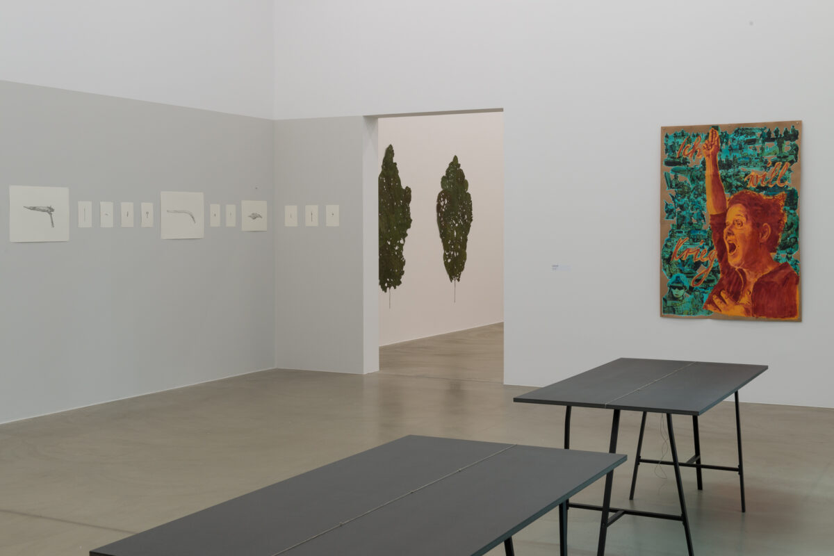 Ausstellungsansicht mit verschiedenen Kunstwerken im Aargauer Kunsthaus