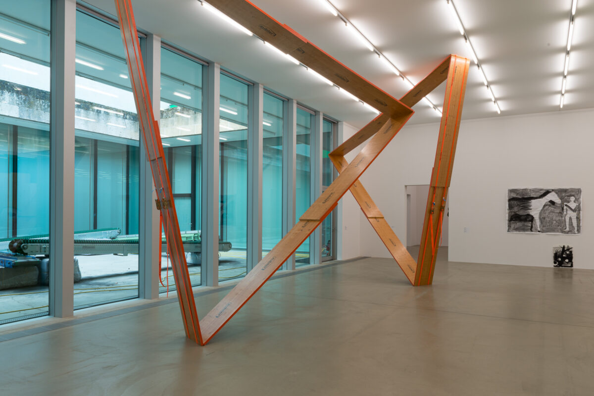 Ausstellungsansicht mit verschiedenen Kunstwerken im Aargauer Kunsthaus