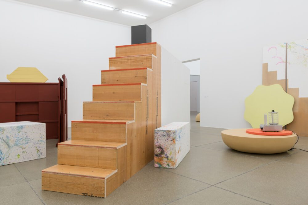 Ausstellungsansicht mit verschiedenen Kunstwerken im Aargauer Kunsthaus