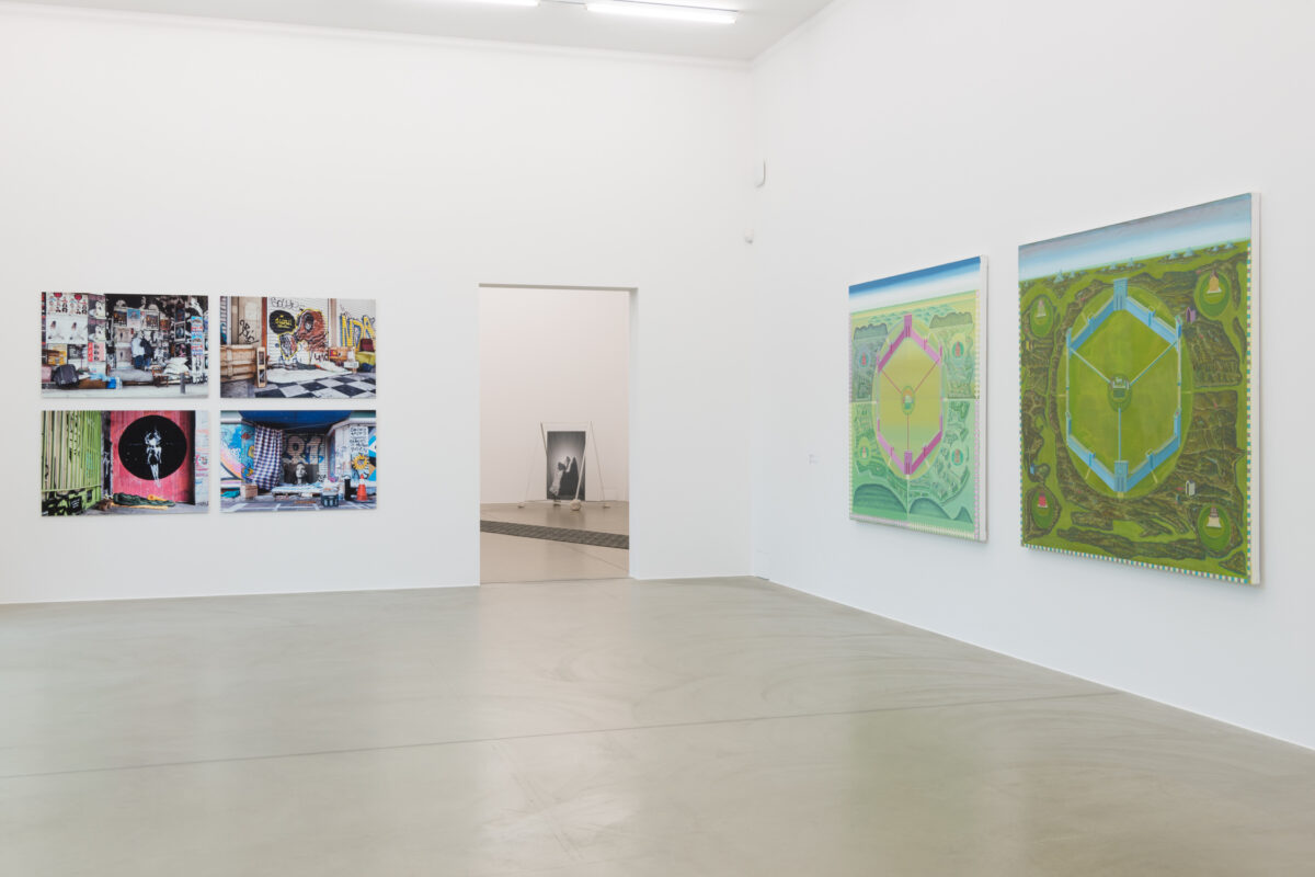 Ausstellungsansicht mit verschiedenen Kunstwerken im Aargauer Kunsthaus