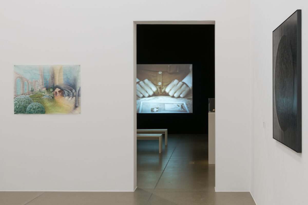 Ausstellungsansicht mit verschiedenen Kunstwerken im Aargauer Kunsthaus