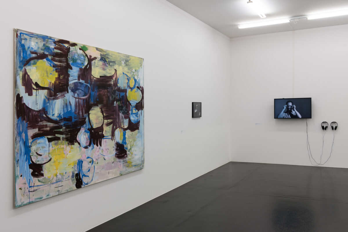 Ausstellungsansicht mit verschiedenen Kunstwerken im Aargauer Kunsthaus