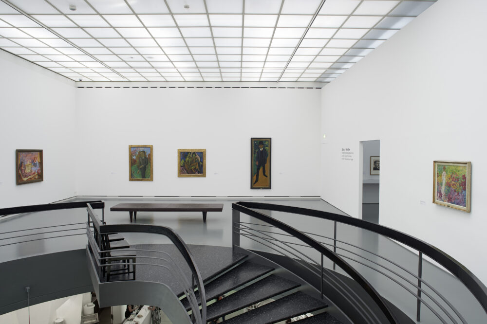 Ausstellungsansicht mit verschiedenen Kunstwerken im Aargauer Kunsthaus