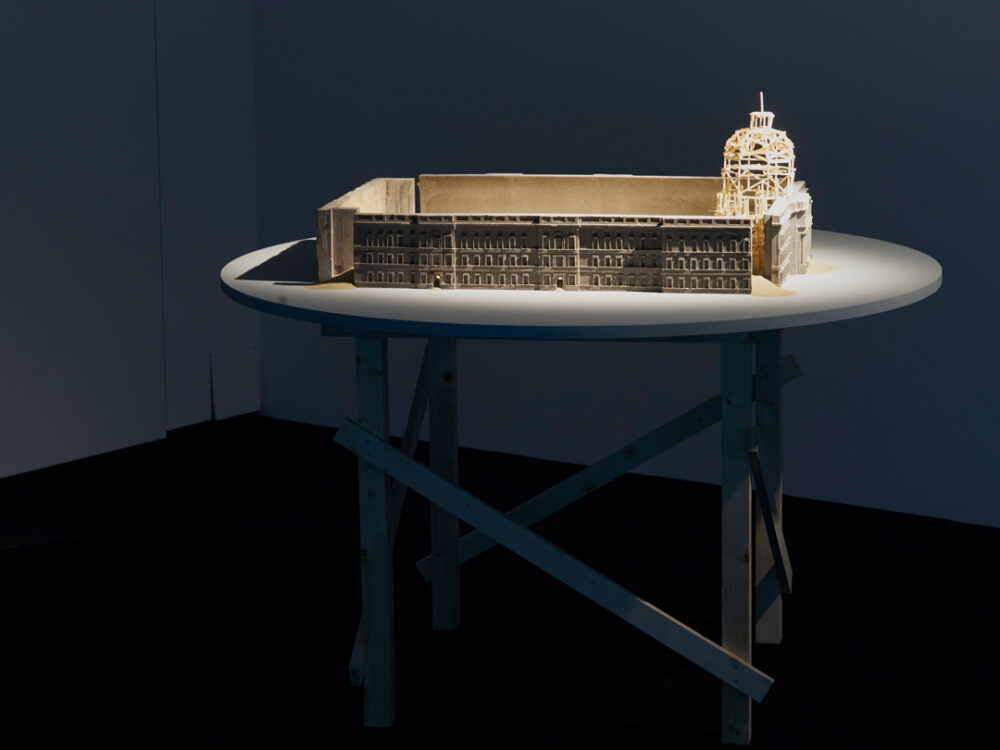 Ausstellungsansicht mit verschiedenen Kunstwerken im Aargauer Kunsthaus