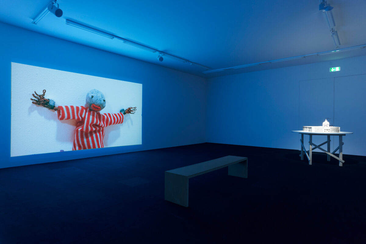 Ausstellungsansicht mit verschiedenen Kunstwerken im Aargauer Kunsthaus