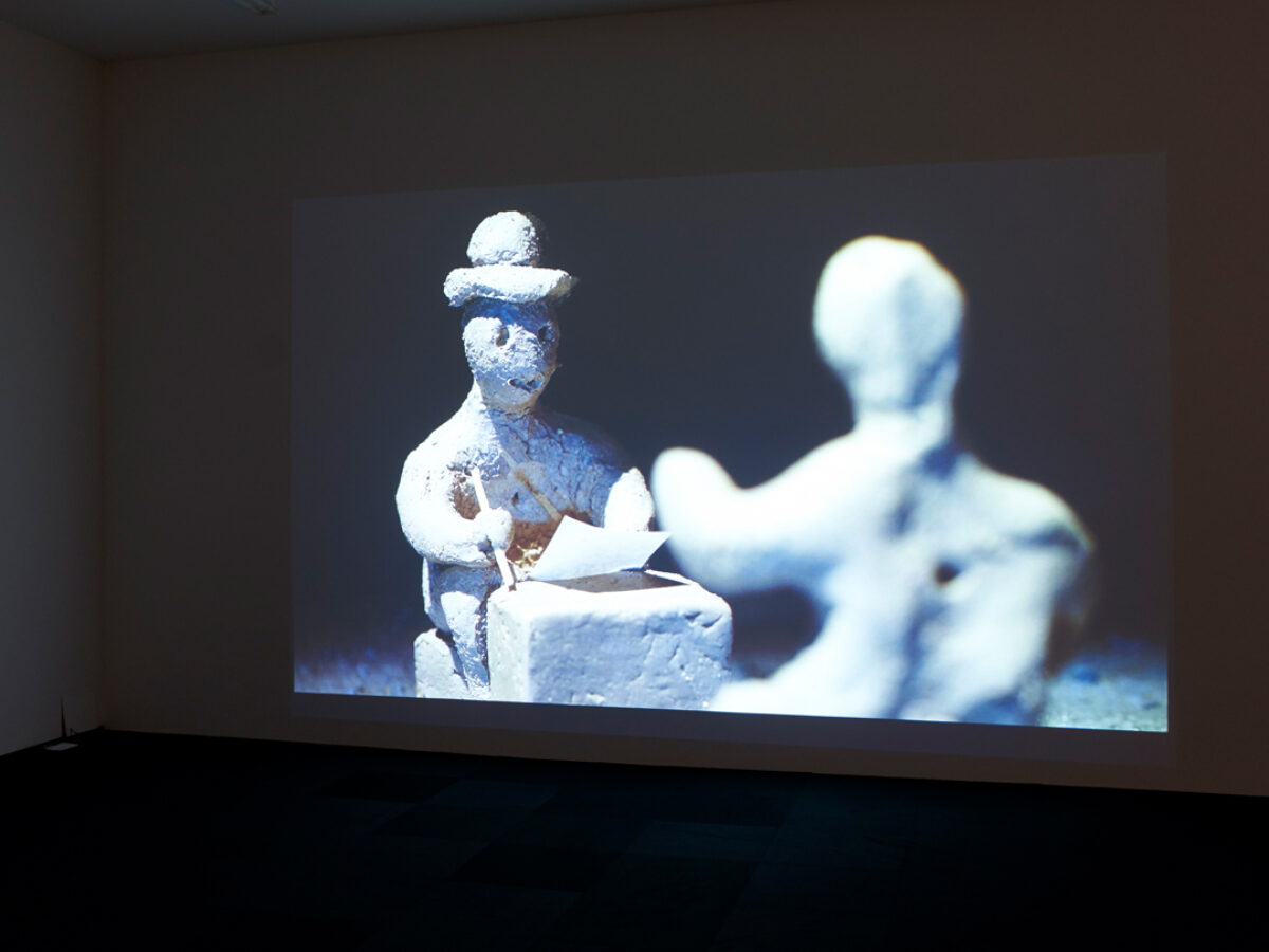 Ausstellungsansicht mit verschiedenen Kunstwerken im Aargauer Kunsthaus