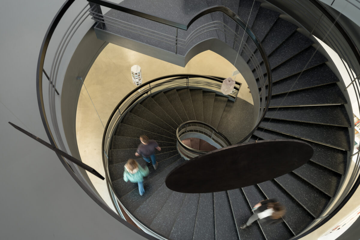 Ausstellungsansicht mit verschiedenen Kunstwerken im Aargauer Kunsthaus