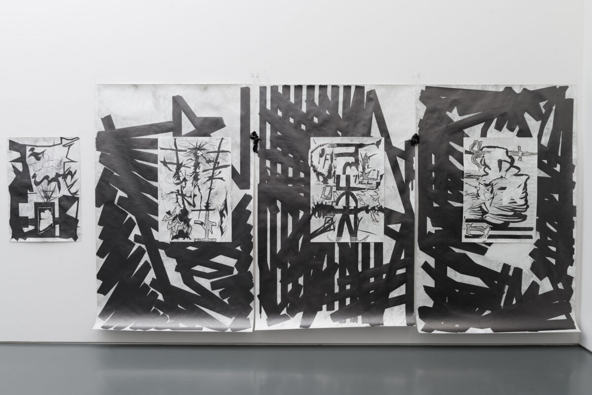 Ausstellungsansicht mit verschiedenen Kunstwerken im Aargauer Kunsthaus