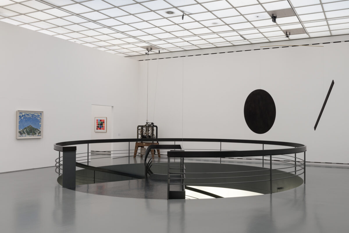 Ausstellungsansicht mit verschiedenen Kunstwerken im Aargauer Kunsthaus