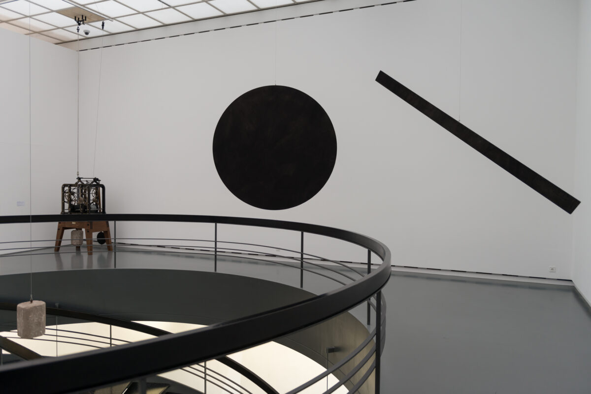 Ausstellungsansicht mit verschiedenen Kunstwerken im Aargauer Kunsthaus