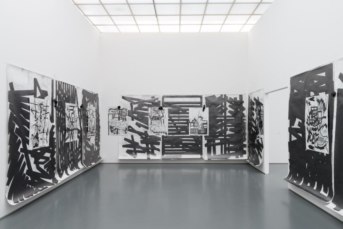 Ausstellungsansicht mit verschiedenen Kunstwerken im Aargauer Kunsthaus