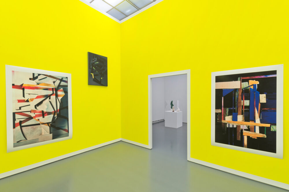 Ausstellungsansicht mit verschiedenen Kunstwerken im Aargauer Kunsthaus