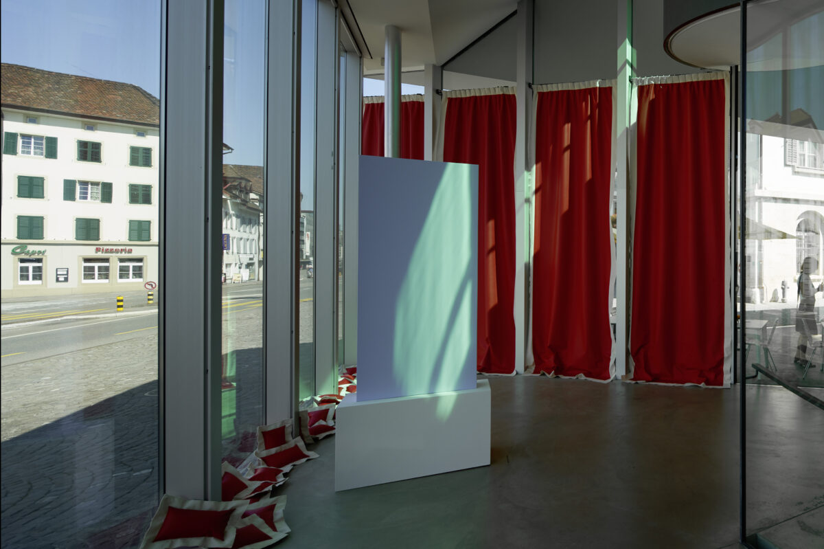 Ausstellungsansicht mit verschiedenen Kunstwerken im Aargauer Kunsthaus