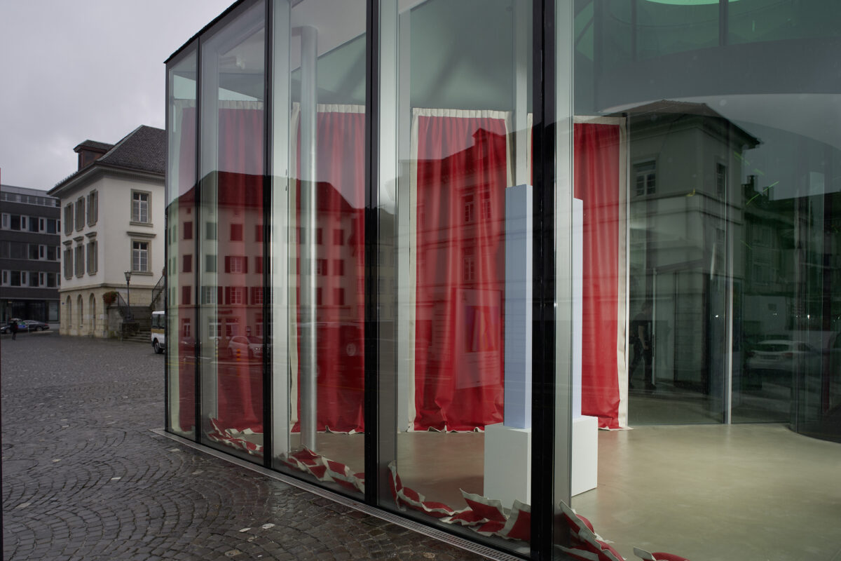 Ausstellungsansicht mit verschiedenen Kunstwerken im Aargauer Kunsthaus