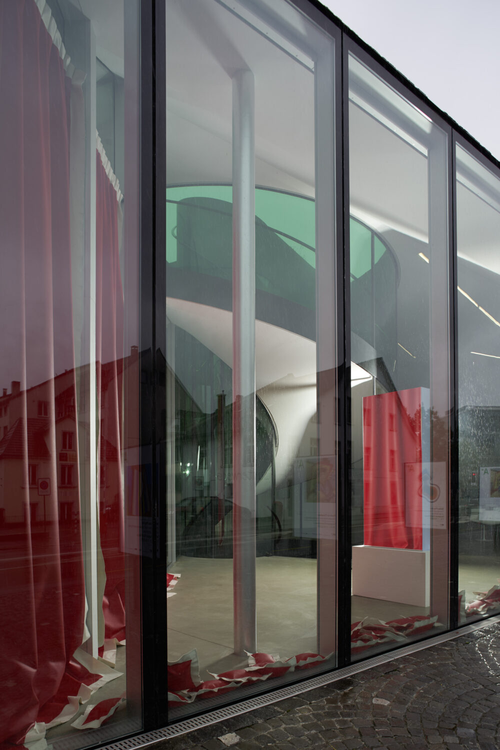 Ausstellungsansicht mit verschiedenen Kunstwerken im Aargauer Kunsthaus