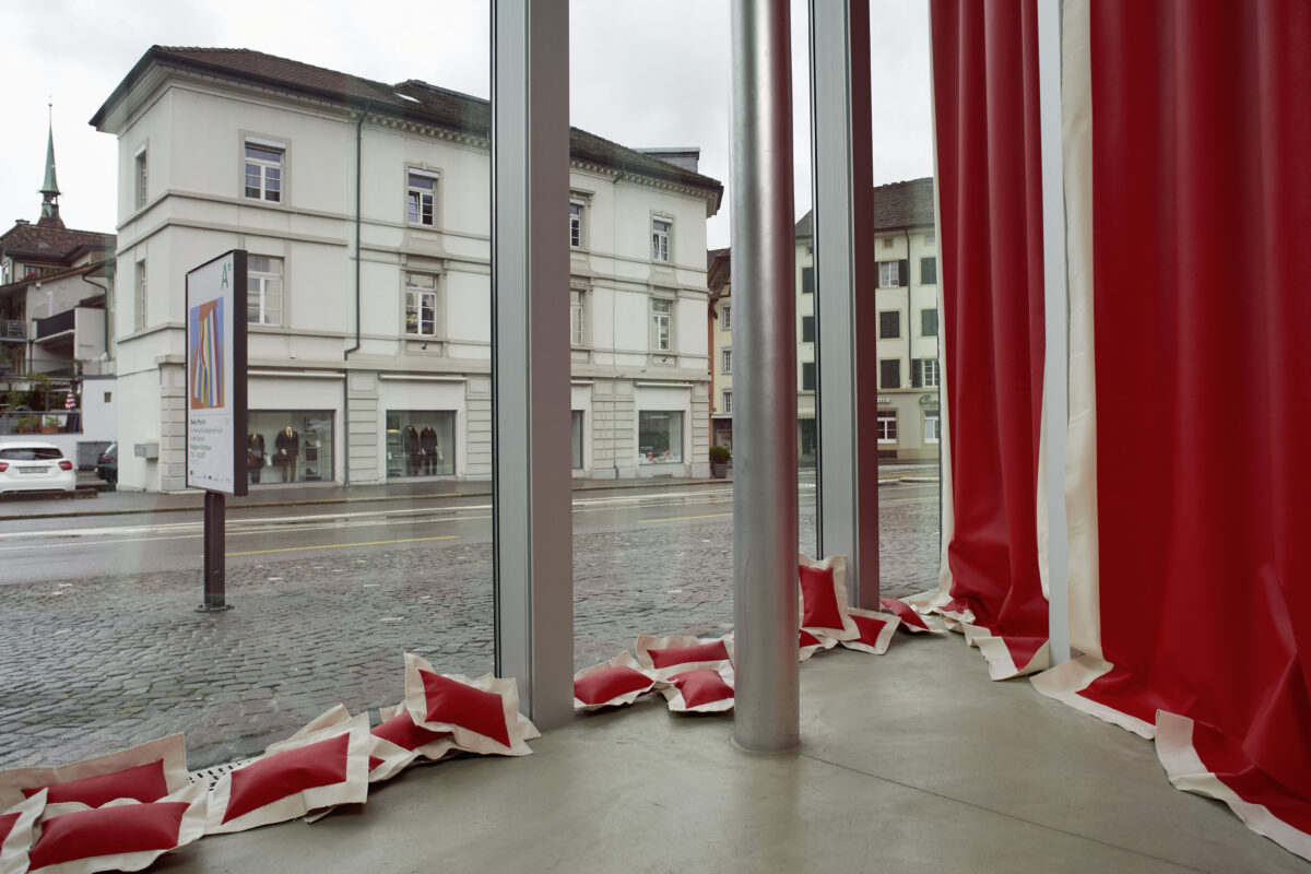 Ausstellungsansicht mit verschiedenen Kunstwerken im Aargauer Kunsthaus